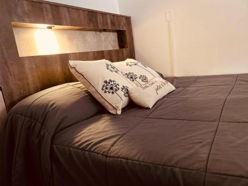 a bedroom with a bed with two pillows on it at Monoambiente en complejo privado con Piscina en microcentro - Excelente Ubicacion in San Juan