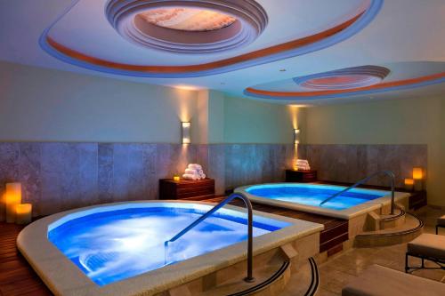 two large hot tubs in a hotel room at JW Marriott Cancun Resort & Spa in Cancún