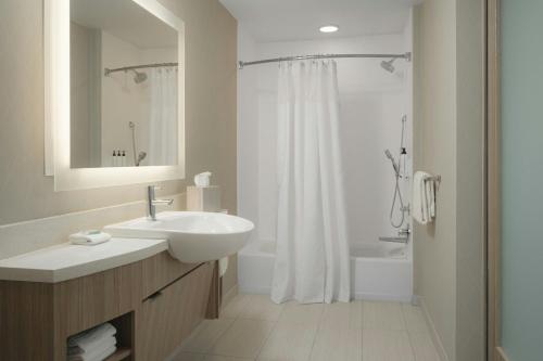 Ванная комната в SpringHill Suites by Marriott Tampa Downtown