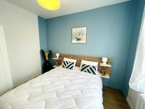 Photo de la galerie de l'établissement T2 rénové au port de Caen avec parking, à La Celle-sous-Gouzon