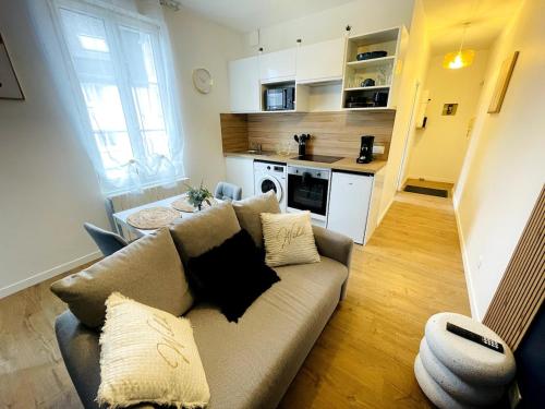 Photo de la galerie de l'établissement T2 rénové au port de Caen avec parking, à La Celle-sous-Gouzon