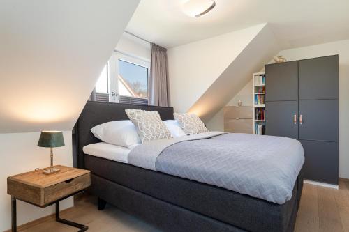 Un dormitorio con una cama grande y una ventana. en Am Seehof 7 Seemöwe, en Sierksdorf