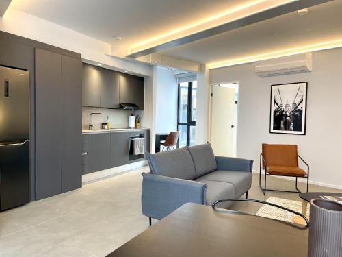 a living room with a couch and a kitchen at Lesplanade By Wynwood House in Panama City