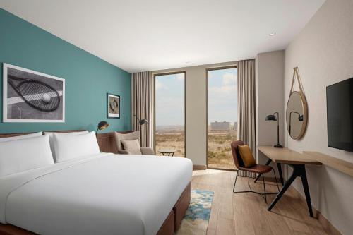 una camera d'albergo con un letto grande e una scrivania di Four Points by Sheraton Dakar Diamniadio a Dakar