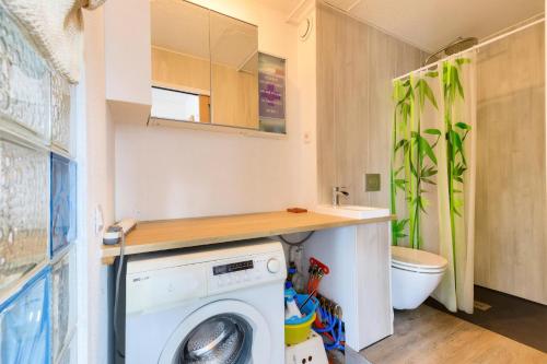 une buanderie avec un lave-linge. dans l'établissement Résidence Port Bourgenay - maeva Home - Appartement 3 pièces 5 personnes - Sélection MAE-5371, à Talmont-Saint-Hilaire
