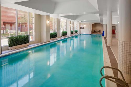 Bazén v ubytování Cincinnati Marriott at RiverCenter nebo v jeho okolí
