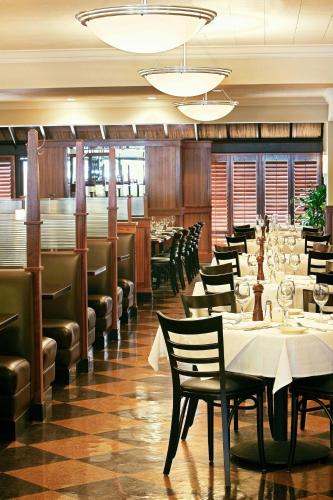 a dining room filled with tables and chairs at Los Angeles Marriott Burbank Airport in Burbank