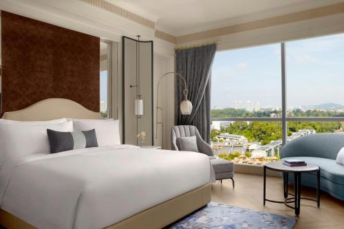 Ένα ή περισσότερα κρεβάτια σε δωμάτιο στο The St. Regis Singapore
