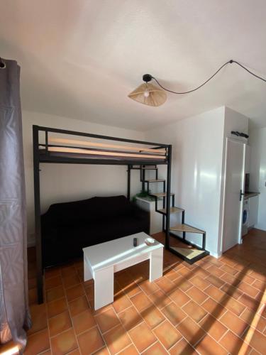 - un salon avec un lit et une table blanche dans l'établissement Le Lagon Bleu, à Fréjus