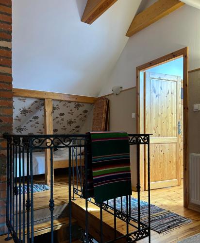a bedroom with a bunk bed in a room at Dworek Szyszki - Kaszuby in Liniewko