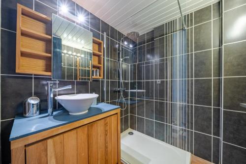 une salle de bain avec un lavabo, des toilettes et une baignoire dans l'établissement Panoramic Sea View - Promenade des Anglais, à Nice