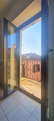 an open glass door with a view of a balcony at La quiete in centro in Chivasso