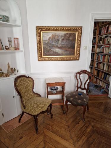 Very large private room with own bathroom, in Montmartre apartment