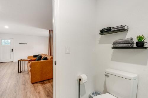 レイクランドにあるStylish Lakeland Studio with Workspaceのソファと椅子のあるリビングルーム