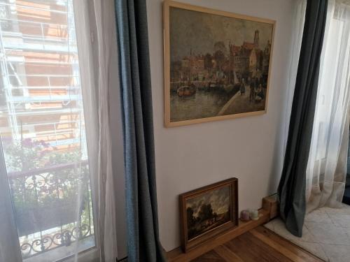 Very large private room with own bathroom, in Montmartre apartment