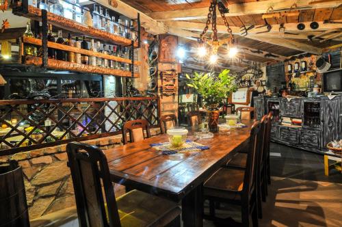 uma sala de jantar com uma mesa de madeira e cadeiras em Apartments Scepanovic em Tivat