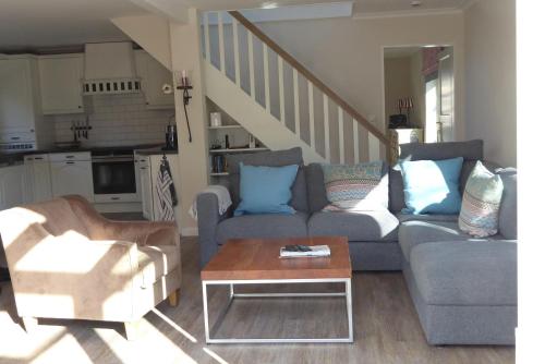 ein Wohnzimmer mit Sofa und Tisch in der Unterkunft Sonnenschein 9184 - Neujellingsdorf in Neujellingsdorf