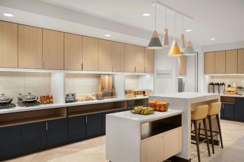 Kuchyň nebo kuchyňský kout v ubytování TownePlace Suites by Marriott Crown Point