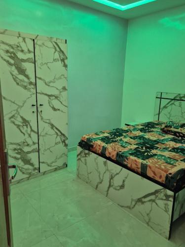 a bedroom with a bed in a room with marble walls at Cozy and modern 3-room apartment, ideal stay in Dakar