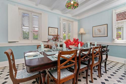 a dining room with a table and chairs at La Maison du Géreur, voyage dans l'Histoire in Saint-Pierre