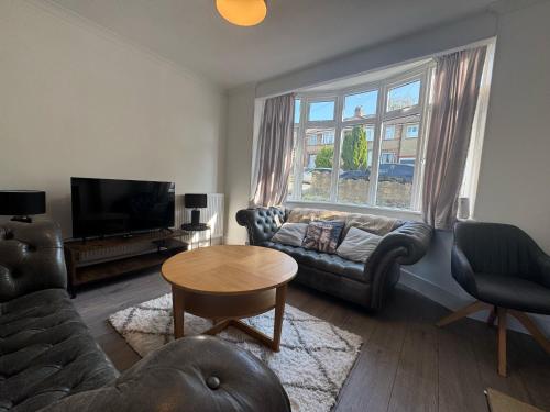 Gallery image of Bowood Road House sleeps 7 Free parking in Swindon