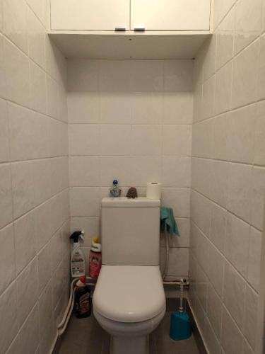 une salle de bain avec des toilettes blanches dans une chambre dans l'établissement Chambre confortable à 30min de Paris, à Vitry-sur-Seine