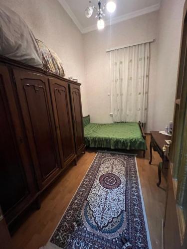 เตียงในห้องที่ Квартира