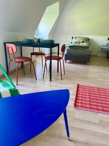 a living room with a blue table and chairs at Work&Travel WE62 - Parkplatz, Netflix, Internet für 3 Gäste in Markranstädt