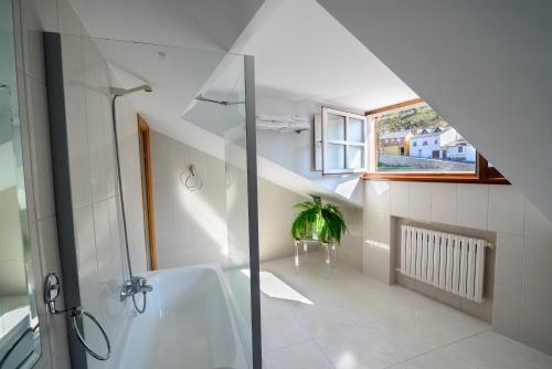 ein Bad mit einer Dusche und einem Waschbecken in der Unterkunft Hotel el Palacio in Molinaseca