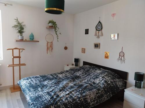 une chambre avec un lit dans une pièce blanche dans l'établissement Appartement lumineux avec terrasse proche Colmar, à Wihr-au-Val