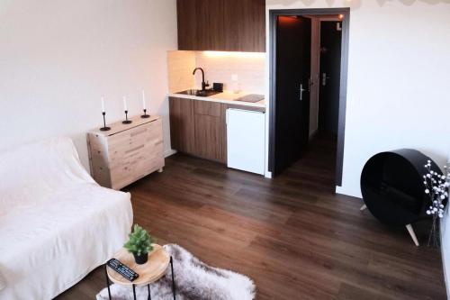 Il comprend une chambre avec un lit et une cuisine avec un évier. dans l'établissement Résidence Le Cairn - Studio pour 4 personnes MAE-2041, aux Orres