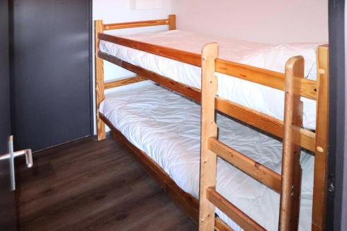 quelques lits superposés dans une chambre dans l'établissement Résidence Le Cairn - Studio pour 4 personnes MAE-2041, aux Orres