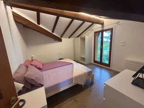 Ένα ή περισσότερα κρεβάτια σε δωμάτιο στο La Rivazza Apartment - Autodromo- Private Parking
