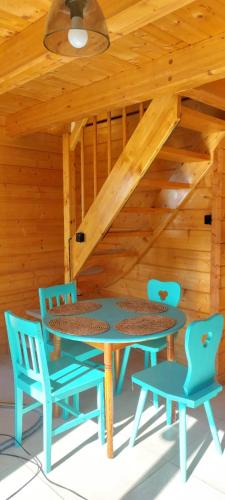 a dining room with a table and chairs in a cabin at Lubuskie jezioro in Wilkowo