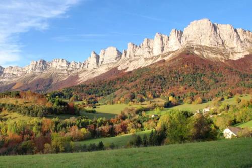 une vue sur une chaîne de montagnes avec un feuillage de chute dans l'établissement Eldorado, à Chélieu