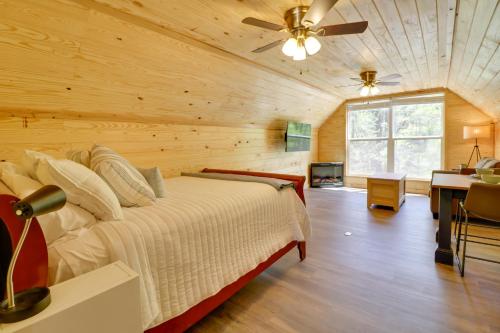 Postel nebo postele na pokoji v ubytování Cabin with Lake Access Near Talladega Natl Forest