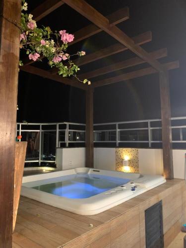 a jacuzzi tub sitting on top of a building at COBERTURA Cidade Velha COP 30 in Belém
