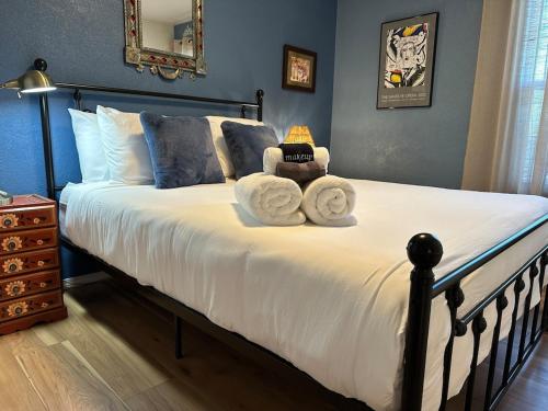 una camera da letto con un letto grande con asciugamani sopra di 1 Bedroom Apartment Wbalcony ad Albuquerque