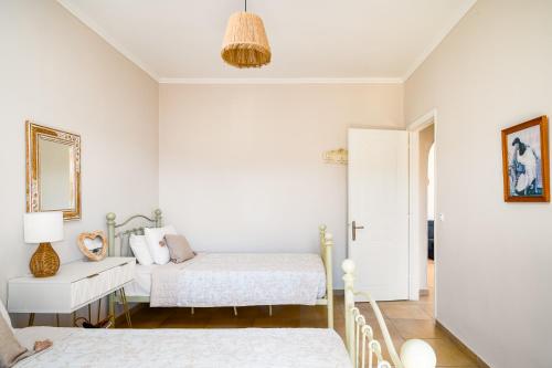 Postel nebo postele na pokoji v ubytování Seaside Ipsos Apartment by Konnect