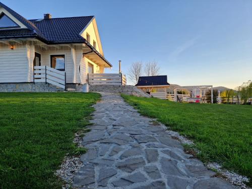 a stone path leading to a house at Rajska Chata w górach z Balią in Soblówka