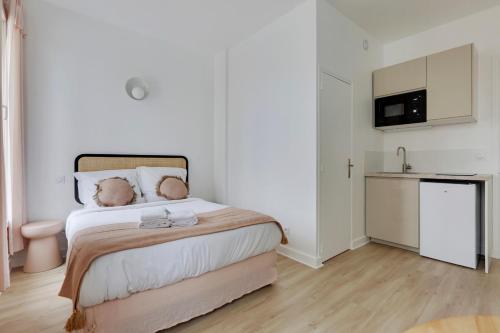 une chambre avec un lit avec deux ours en peluche dessus dans l'établissement Comfortable studio renovated at the gates of Paris, à Malakoff