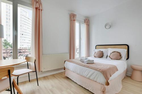 une chambre blanche avec un lit, une table et des chaises dans l'établissement Comfortable studio renovated at the gates of Paris, à Malakoff