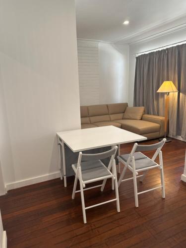 珀斯Villa in Nedlands, Venice的客厅配有桌椅和沙发