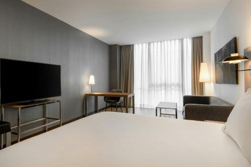 Μια τηλεόραση ή/και κέντρο ψυχαγωγίας στο AC Hotel La Finca by Marriott