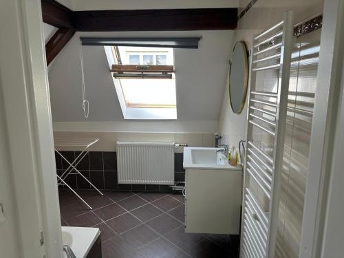 une salle de bain avec un lavabo et une fenêtre dans l'établissement La terrasse, à Eckbolsheim