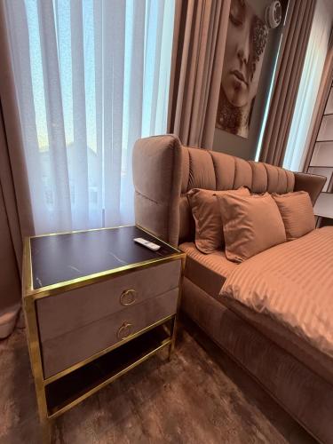 a living room with a couch and a table with a drawer at Galactic&Ludmila Suite SPA in Braşov