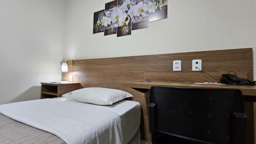 Postel nebo postele na pokoji v ubytování Vitoria Palace Hotel