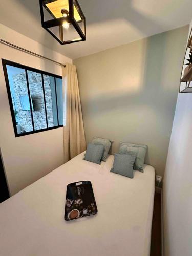 une chambre avec un lit avec un plateau dessus dans l'établissement Petit cocon Toulonnais, à Toulon