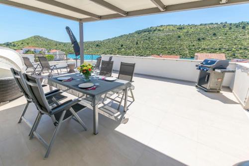 Apartments Lonamare