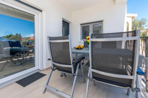 Apartments Lonamare